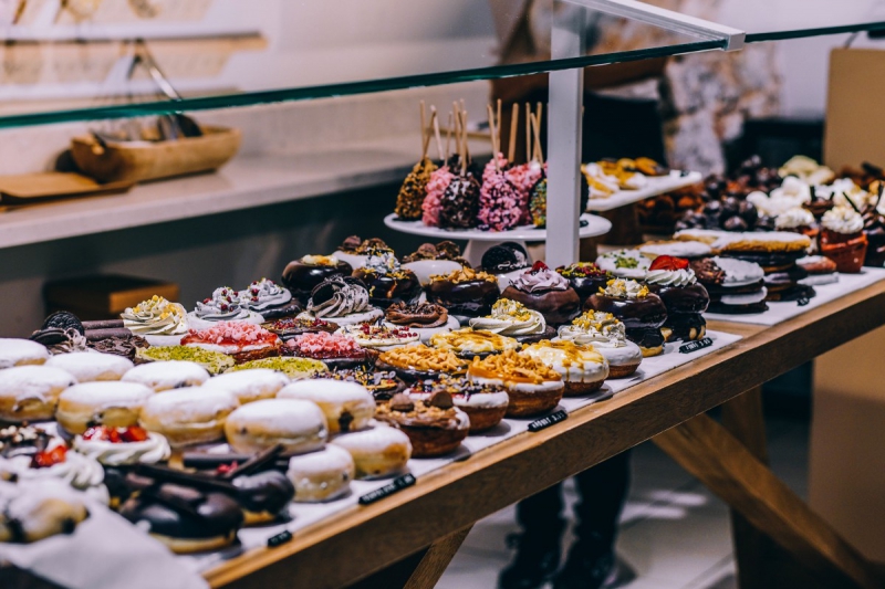 couture-CANNES-min_shop_dessert_pastry_bakery_counter-184398